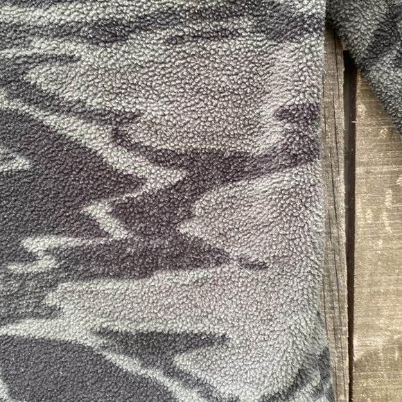 Boy’s Black Camo Columbia Fleece Zip Up Size 18-24 - Picture 5 of 6